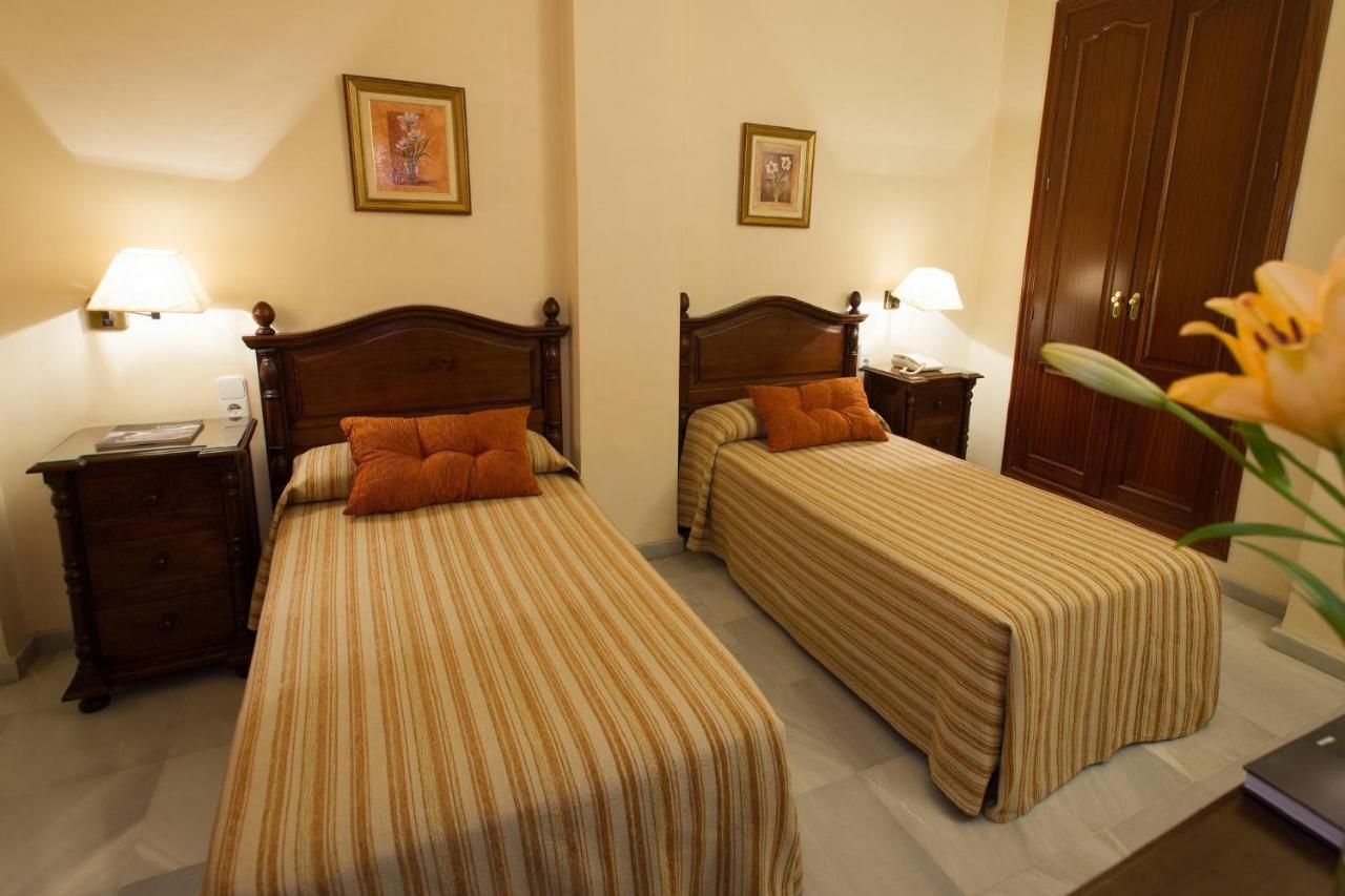 Hotel Gran Avenida Coria del Río Kültér fotó